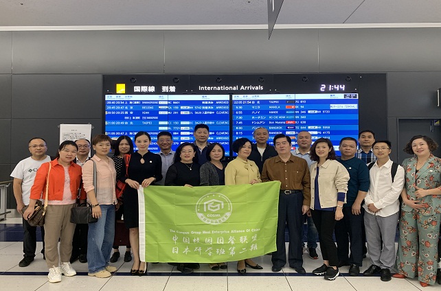 翔鹰中央厨房人员与校园团餐联盟出发前合影