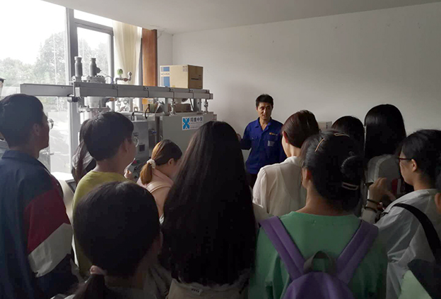 马助理讲解中央厨房设备