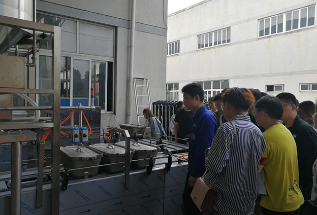 学员们了解翔鹰米饭生产线